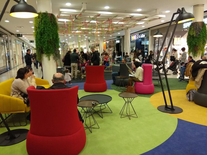 Zona de descanso del centro comercial en las rebajas de enero en Alzamora