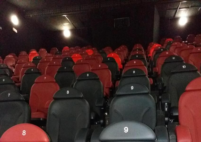 Nuevas butacas instaladas en la renovación de los cines Axión en Alzamora