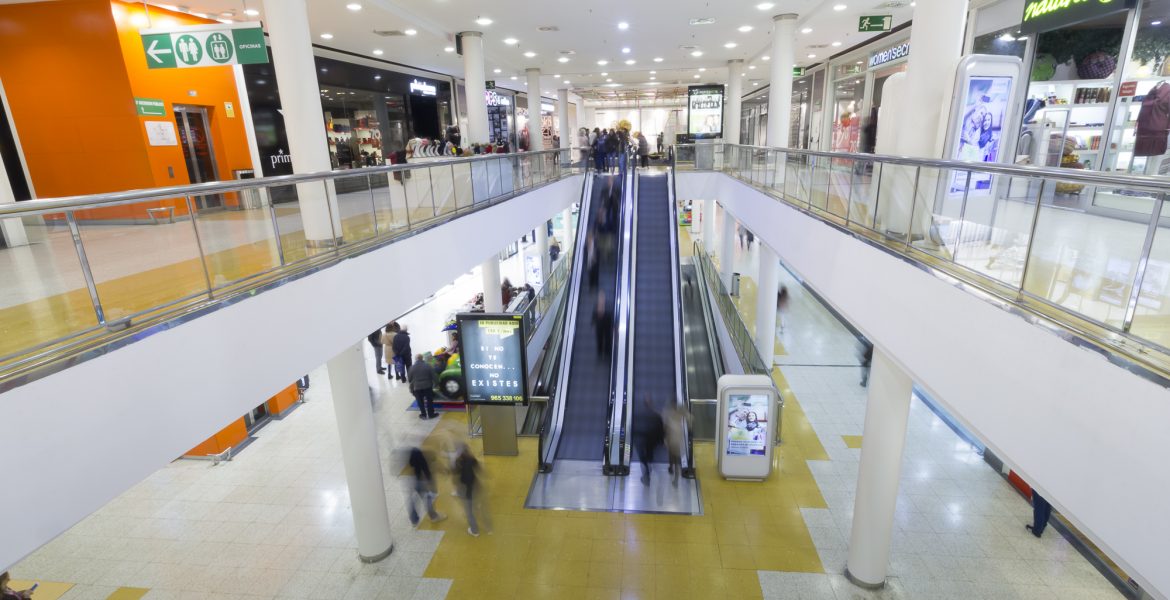 Imagen del centro comercial Alzamora Alcoy, escaleras mecánicas y t iendas para ilustrar los festivos de apertura en Alzamora.
