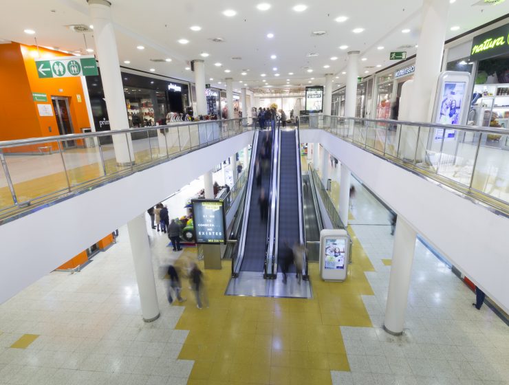 Imagen del centro comercial Alzamora Alcoy, escaleras mecánicas y t iendas para ilustrar los festivos de apertura en Alzamora.