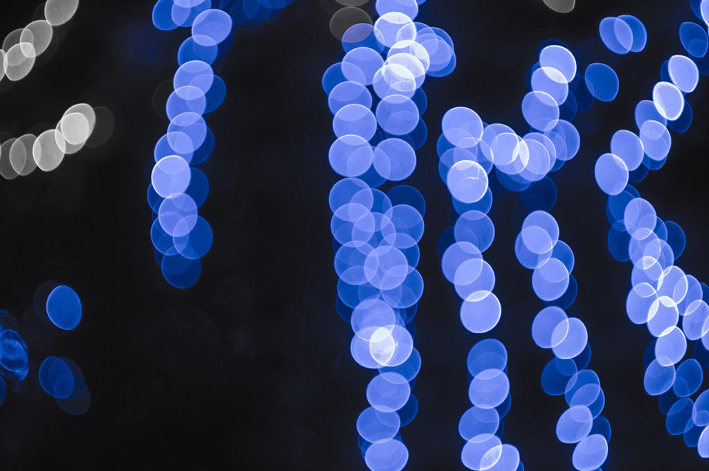 Imagen de luces azules para ilustrar el encendido de las luces de navidad en alzamora