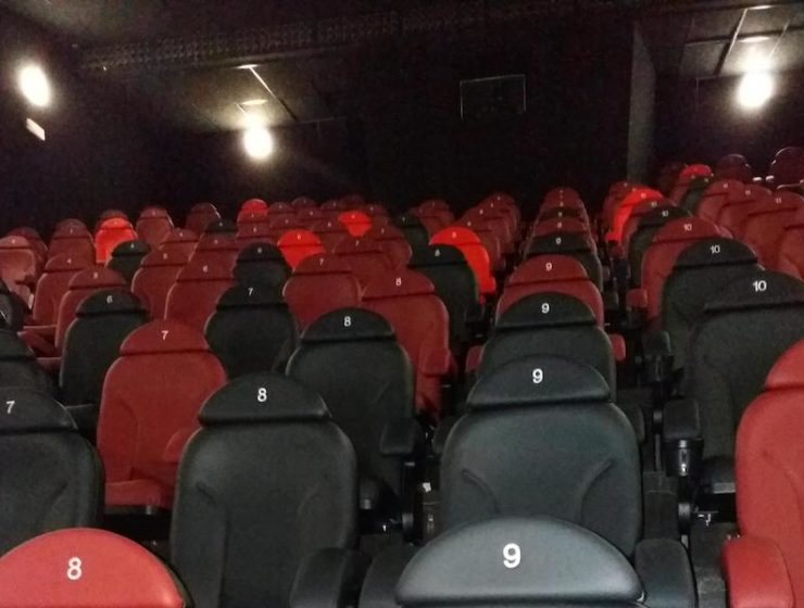 Nuevas butacas instaladas en la renovación de los cines Axión en Alzamora